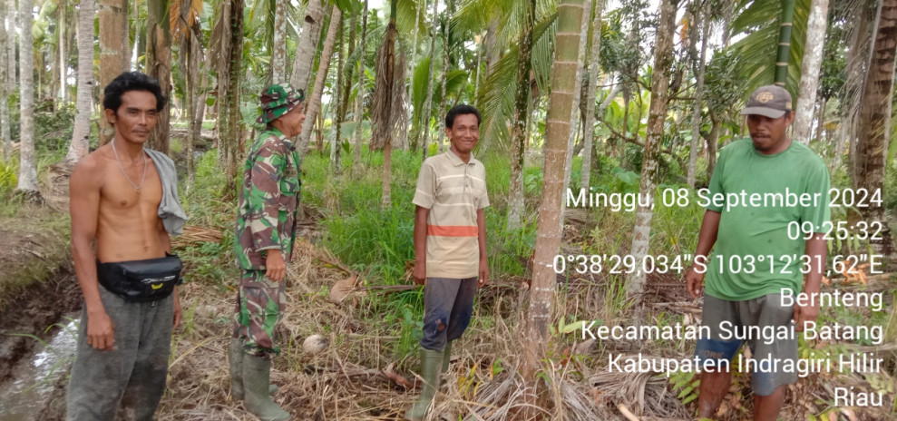 Rutin Laksanakan Patroli Karhutla Bersama Babinsa Koramil 07/Reteh