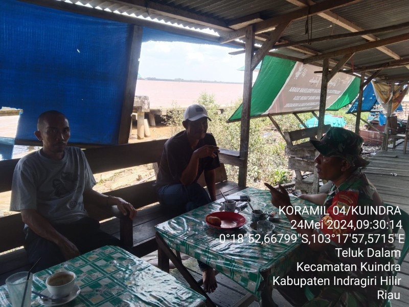 Wujud Nyata Kepedulian TNI Dengan Masyarakat Melalui Komsos Babinsa Koramil 04/Kuindra