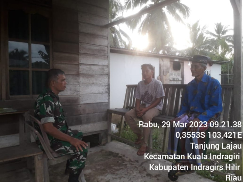 Babinsa Koramil 04/Kuindra Himbau Warga Agar Berhati-hati Pada Saat di Laut