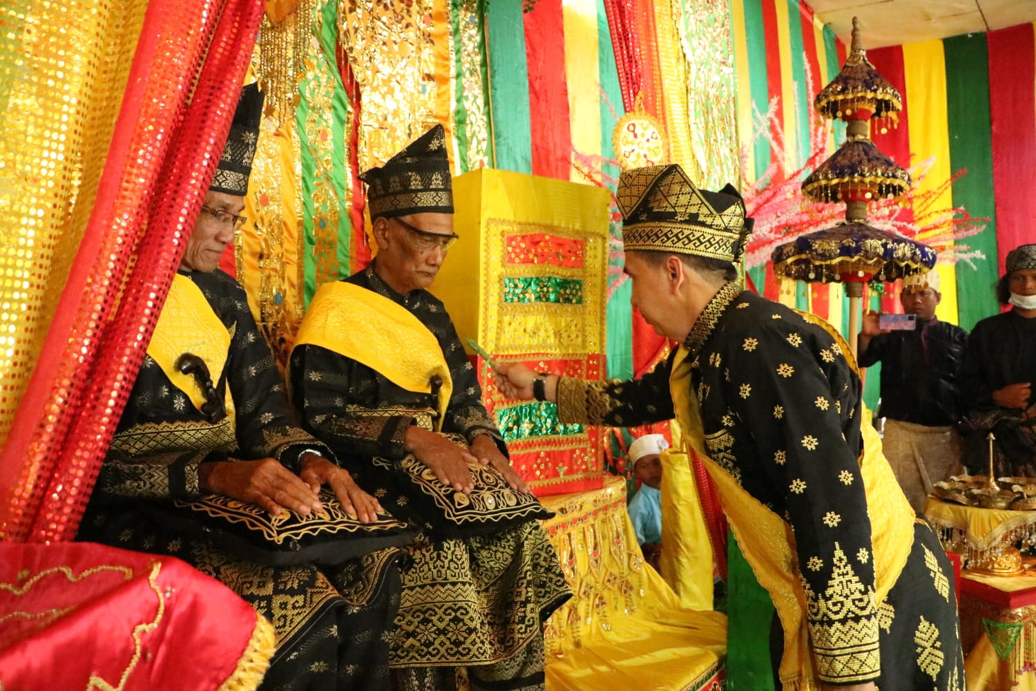 Bersama Ketua DPH, Datok Sri Ferryandi Kukuhkan Pengurus LAMR Kecamatan Mandah