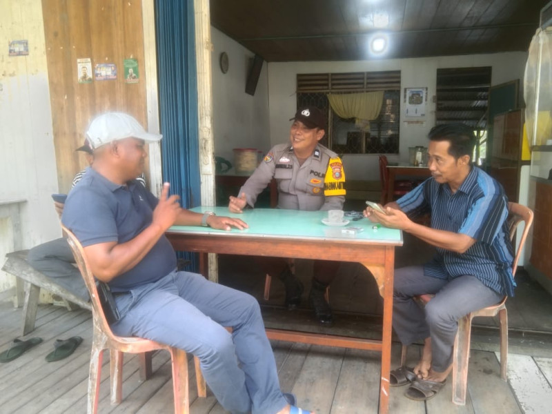 Sampaikan Pesan-Pesan Kamtibmas, Bhabinkamtibmas Desa Simpang Gaung Aipda Safrizal Zufri Sambang Masyarakat Binaan