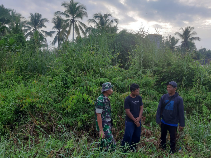 Babinsa Koramil 07/Reteh Telusuri Lahan dan Hutan Warga Guna Cegah Kebakaran