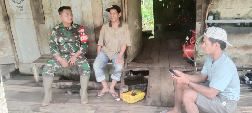 BABINSA PRATU UMAR SUGANDA 'NONGKRONG BARENG' WARGA, KOMSOS SDM DI KAMPUNG PANCASILA TEMPULING