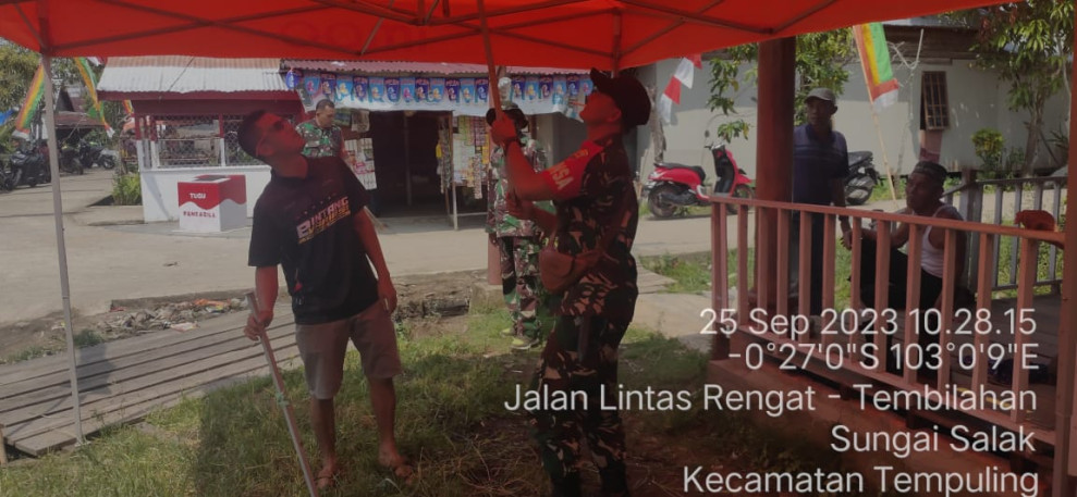 Babinsa Koramil 03/Tpl dan Warga Gotong Royong Persiapan Launching Kampung Pancasila