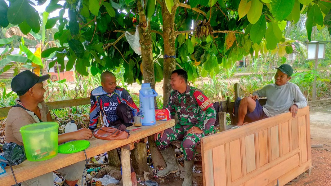 Disaat Bulan Ramadhan Babinsa Koramil 03/Tpl Pesankan Kepada Warga Dalam Komsosnya Agar Tetap Tidak Surutkan Semangat Dalam Bekerja