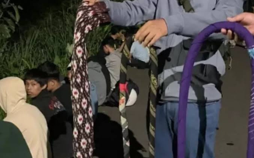 MENCEKAM...! Puluhan Remaja Lakukan Perang Sarung di Sungai Beringin Tembilahan, Ada yang Bawa Pisau