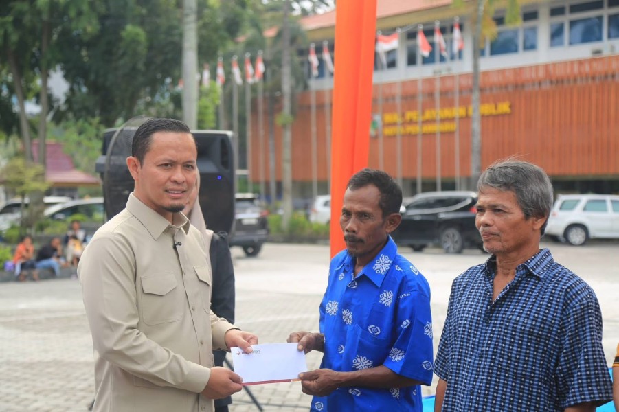 Kerjasama, Pemko Pekanbaru dengan Pemprov Riau Salurkan Bantuan 424 KK Miskin Ekstrim