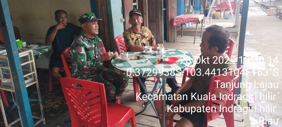 Jelang Pilkada, Babinsa Koramil 04/Kuindra Ciptakan Kamtibmas di Desa Binaan