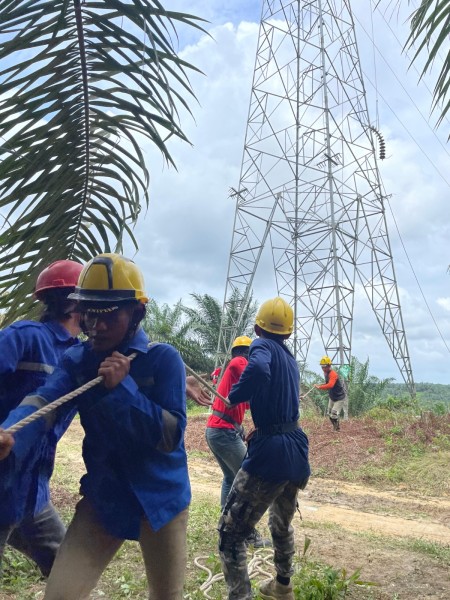 PLN Gerak Cepat Atasi Gangguan Transmisi di Siak, Kelancaran Listrik Selama Ramadhan 1446 H