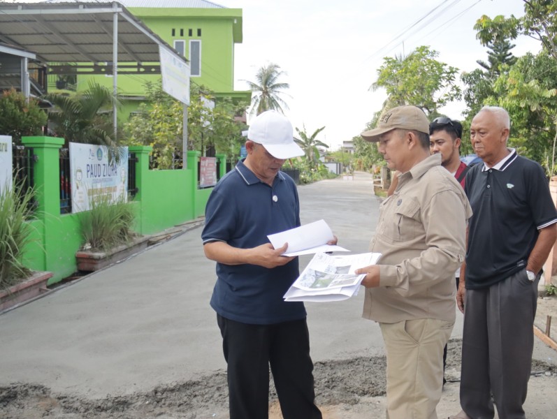 Bupati Inhil Tinjau Langsung Pengerjaan Proses Pemeliharaan Jalan Lingkungan di Tembilahan