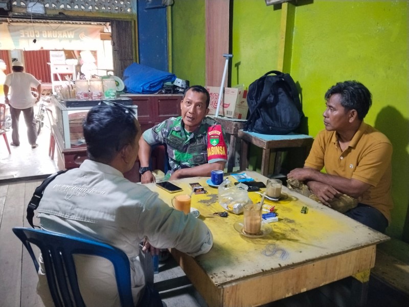 Babinsa Koramil 07/Reteh Rutin Berinteraksi dengan Warga Desa Binaan