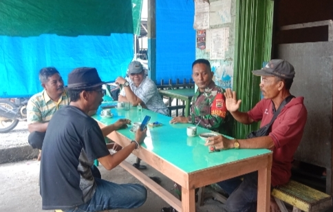 Babinsa Koramil 05/GAS Kopda Umar Nasution Laksanakan Giat Komsos Bersama Masyarakat  di Binaan