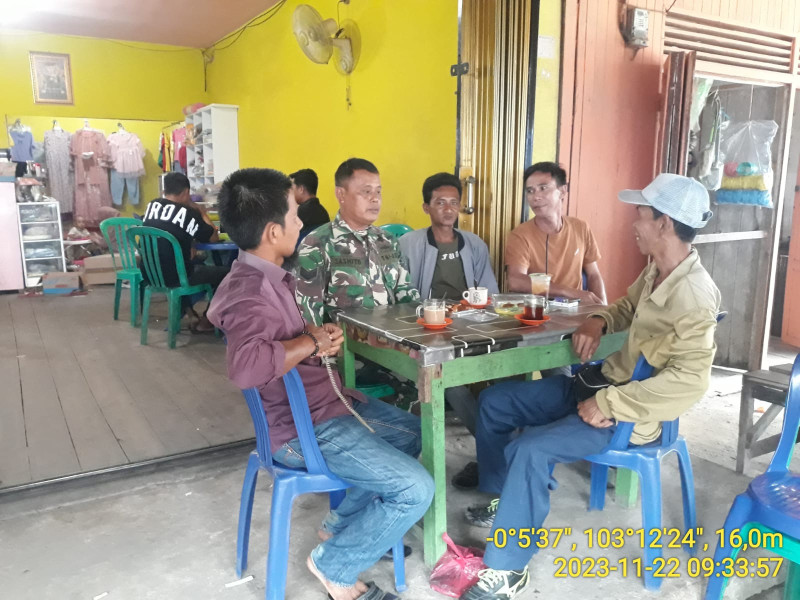 Tingkatkan Sinergitas Babinsa Koramil 05/GAS Serma Sasmito Laksanakan Giat Komsos di Wilayah Binaan