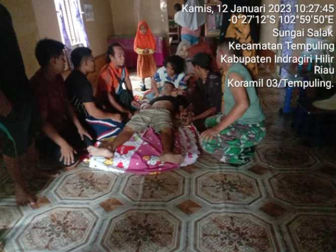 Babinsa 03/Tempuling Bantu Evakuasi Korban Gantung Diri