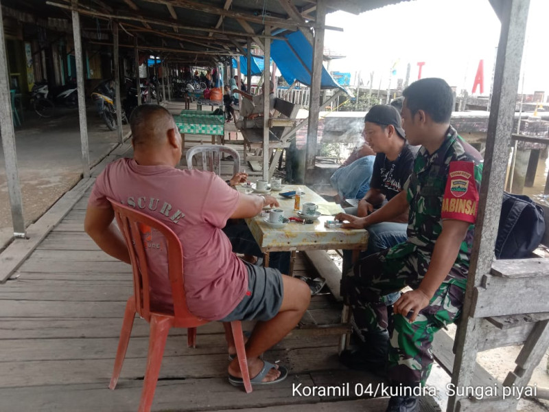Kepedulian Babinsa Koramil 04/Kuindra Kepada Masyarakat Untuk Saling Tolong Menolong Antar Sesama