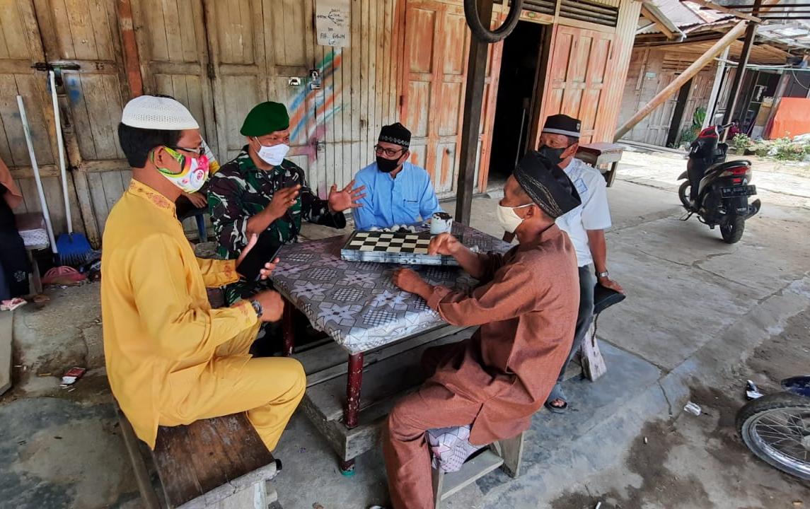 Babinsa 03/Tempuling Komsos dengan Toga dan Tomas Guna mencegah penyebaran Virus Covid-19