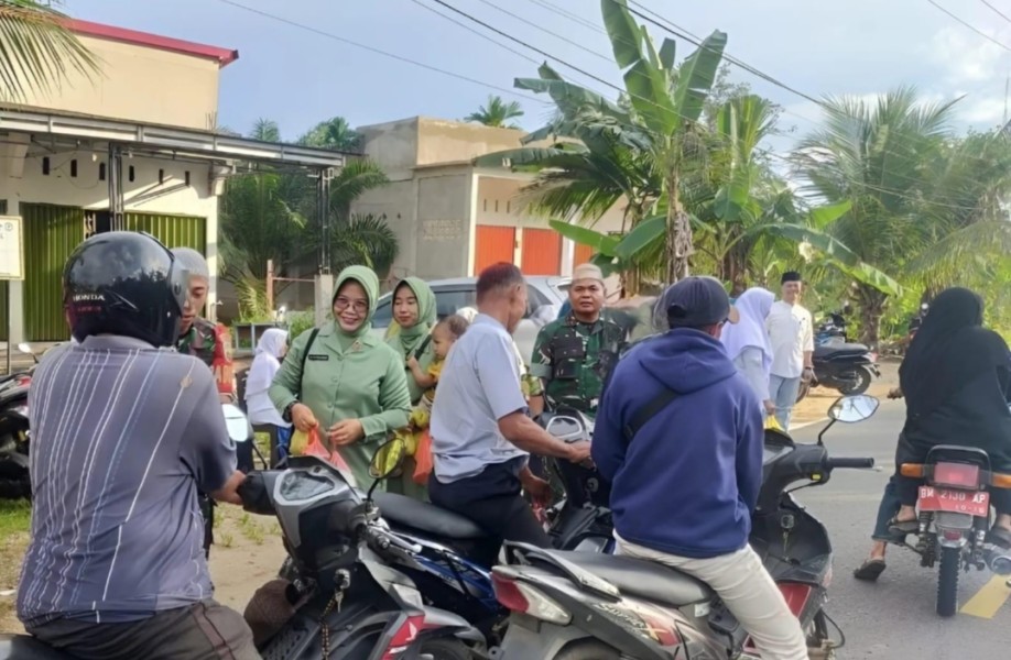 Jelang Berbuka Puasa, Persit KCK Ranting 4 Koramil 03/Tpl Bersama BKMT PACMNU Dan PKK Kec. Tempuling Berbagi Takjil Ke Warga