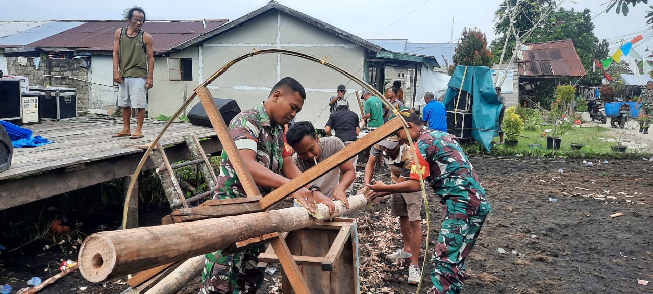 Masih Suasana 17an, Babinsa Koramil 03/Tempuling Bersama Warga Siapkan Panjat Pinang