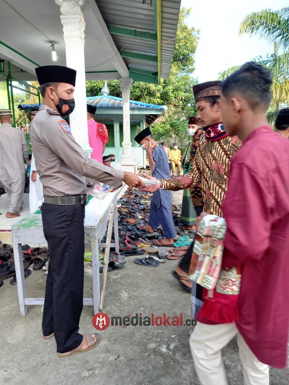 Polsek Pujud PAM Sholat Ied dan Pantau Penerapan Prokes