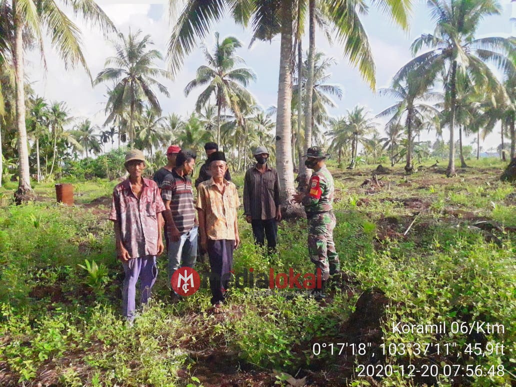 Babinsa Koramil 06/Kateman Bersama Masyarakat Patroli Karhutla di Desa Makmur Jaya