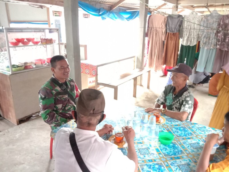 Babinsa Sertu Pardamaean Siregar Berkomunikasi Sosial dengan Masyarakat desa Binaan