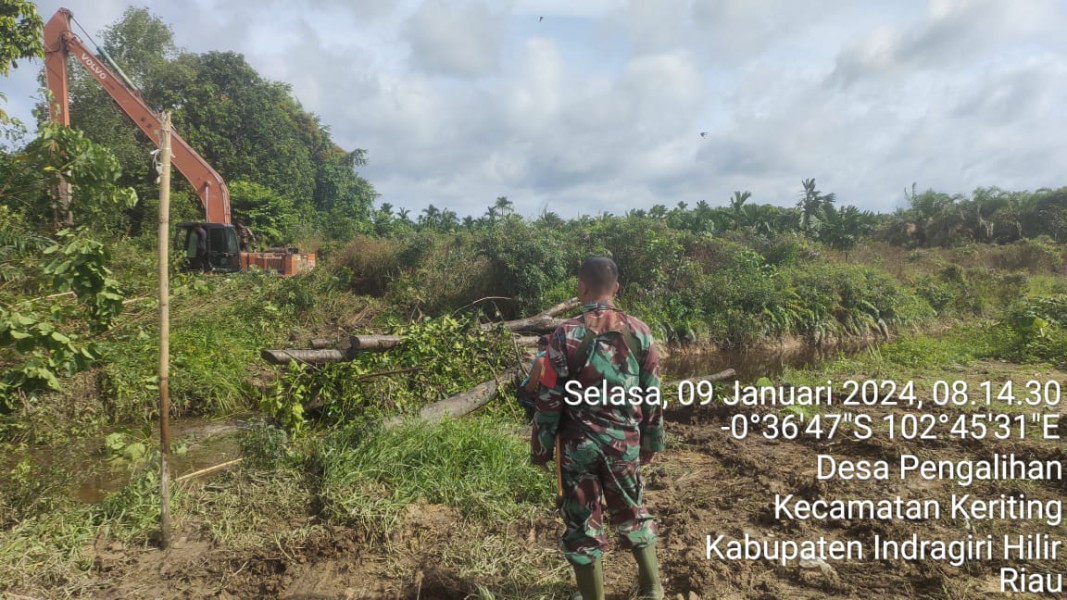 Babinsa Koramil 09/Kemuning Bersama Masyarakat Lakukan Pembersihan Aliran Sungai