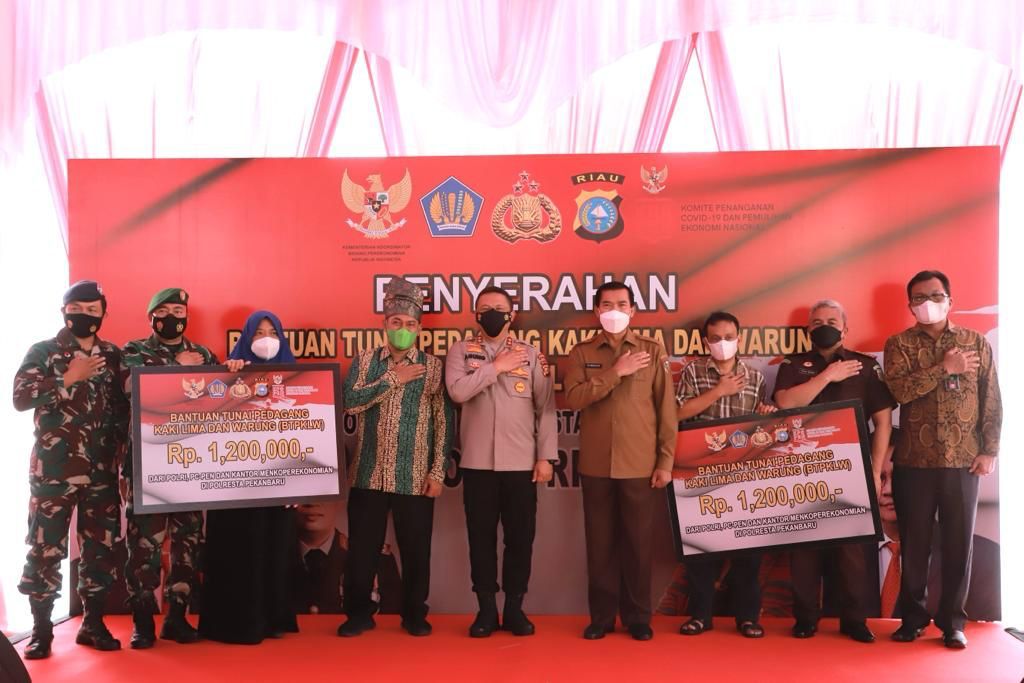 Kapolda Riau dan Wako Pekanbaru Salurkan Dana 2,6 M Bagi  2.233 Penerima BTPKLW