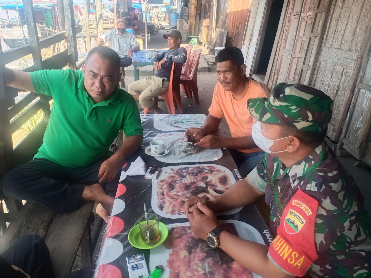 Dengan Segelas Kopi Sambil Sarapan Pagi, Babinsa 03/Tempuling Sertu Mistar Komunikasi Sosial Dengan Warga Binaan