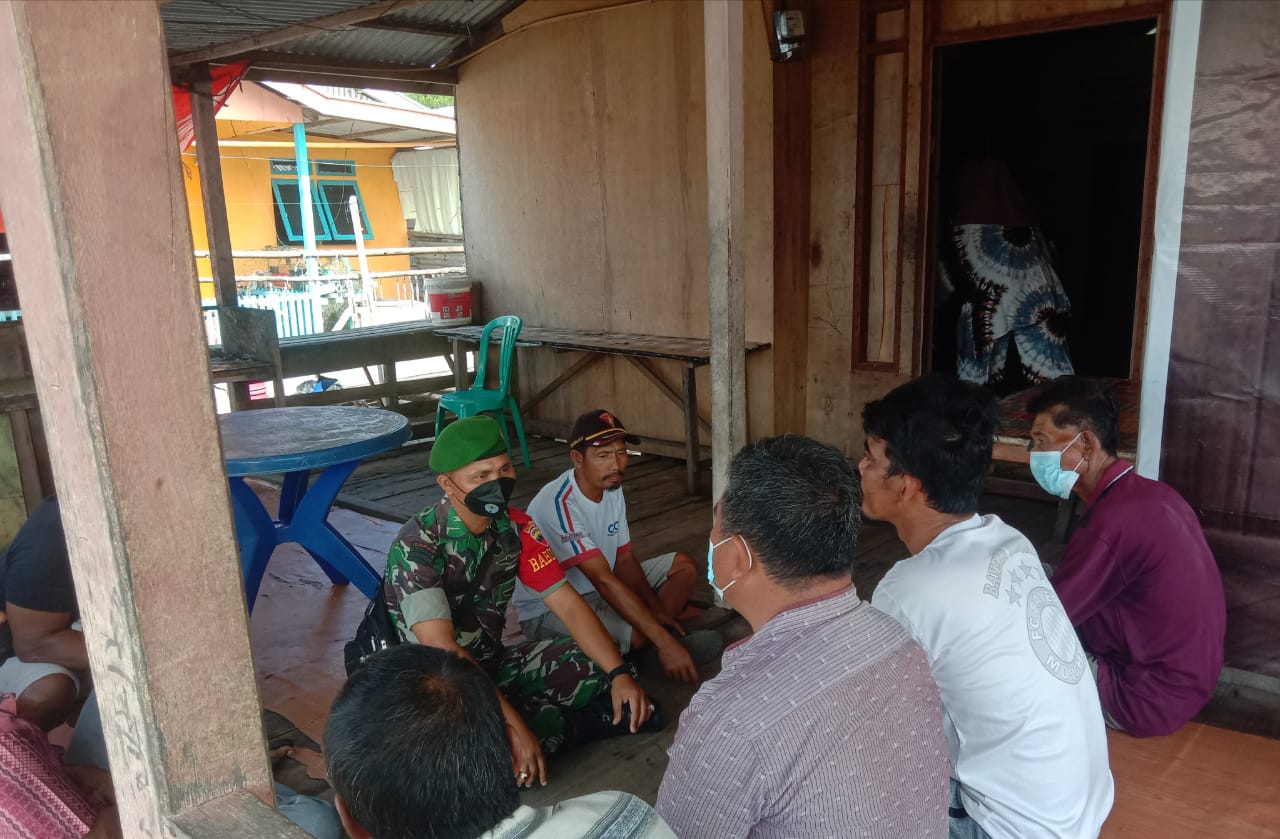 Babinsa 04/Kuindra Aktif Lakukan Komsos di Sungai Bela