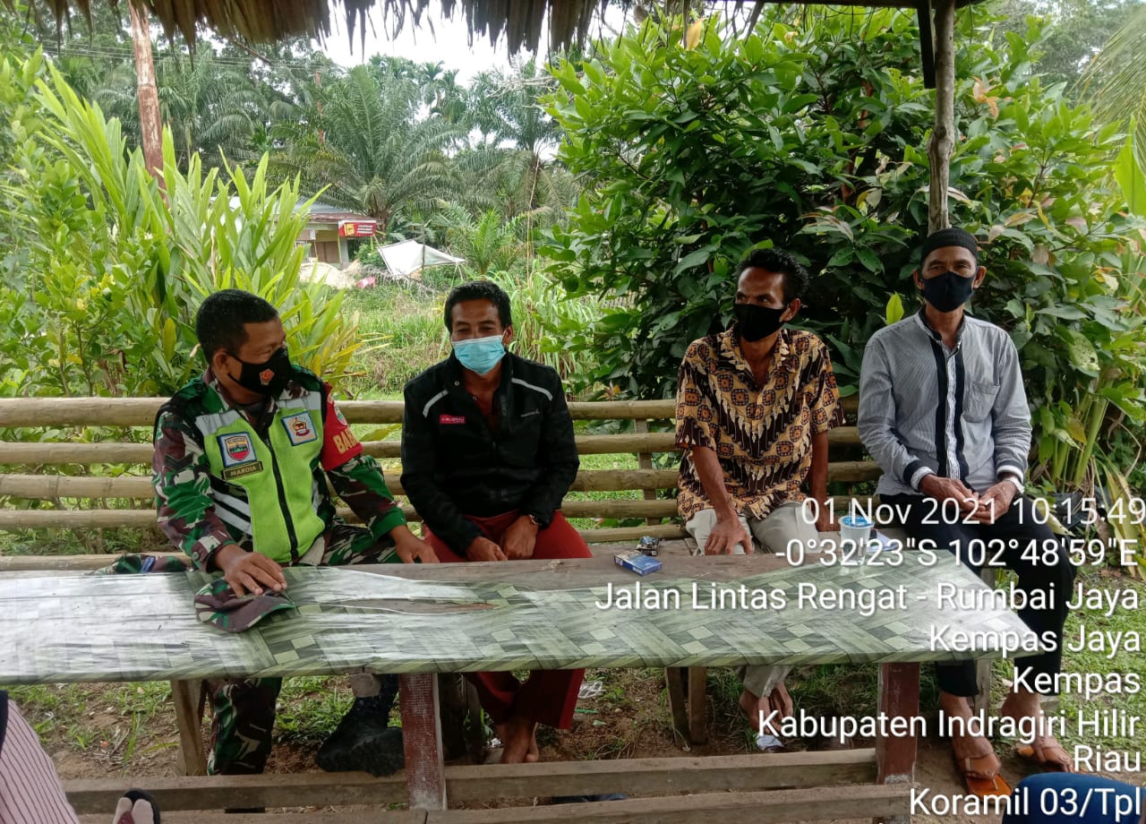 Terus Kompak Dengan Warga Binaan, Babinsa Koramil 03/Tempuling Melaksanakan Komsos