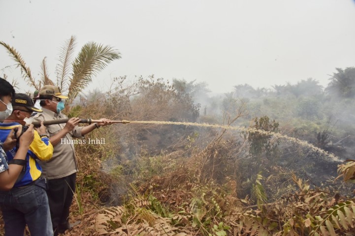 Untuk Kesekian Kalinya TH 2019 Bupati HM.Wardan Turun lansung Padamkan Api 