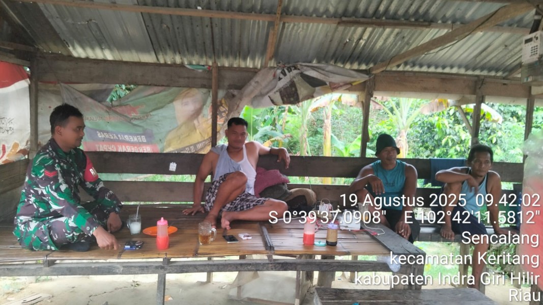 Babinsa Koramil 09/Kemuning Laksanakan Komsos untuk Meningkatkan Hubungan Silaturrahmi dan Kesadaran Masyarakat