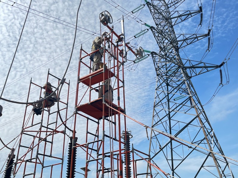PLN Cetak Sejarah: Penggantian Lightning Arrester Tanpa Padam Pertama di Sumatra