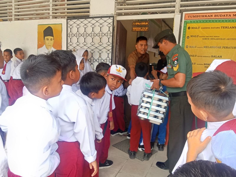 Babinsa Koramil 09/Kemuning Dampingi Program Sukseskan Makan Bergizi Gratis di Desa Keritang Hulu