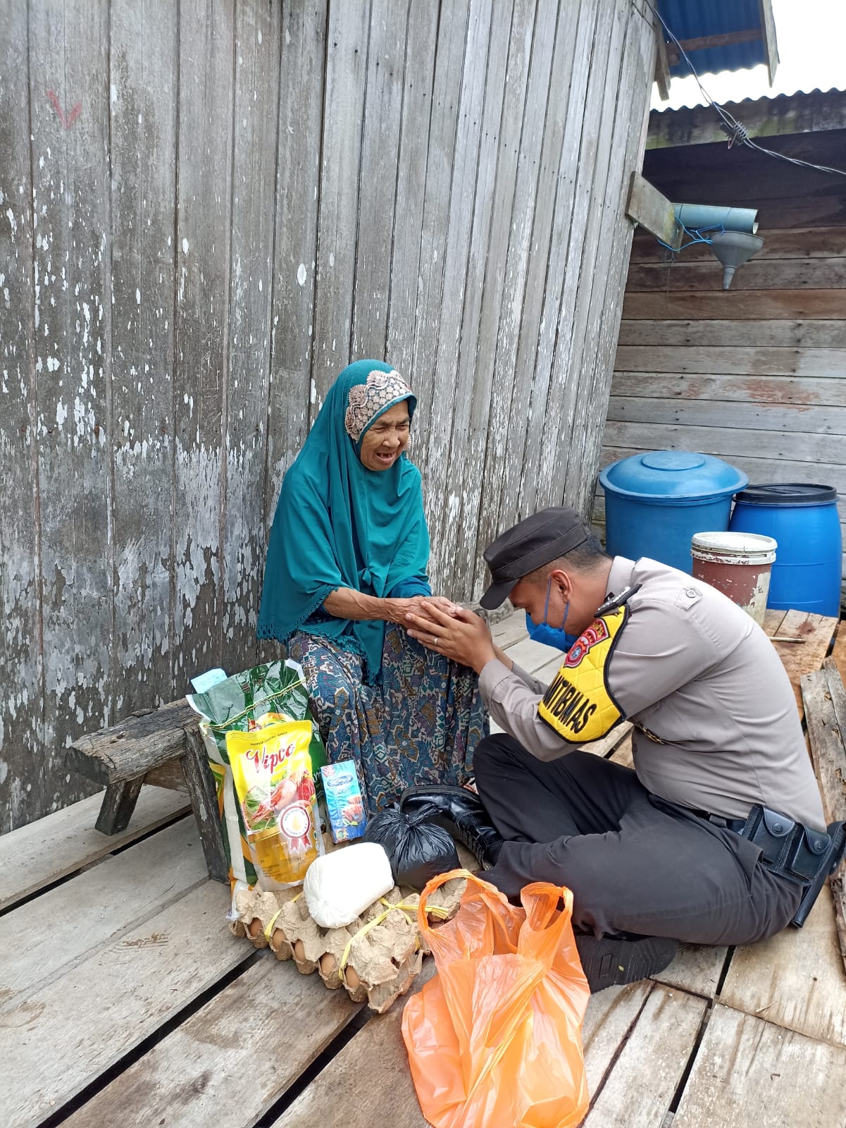 Aksi Pembagian Sembako Kepada Masyarakat Oleh Polsek Pelangiran