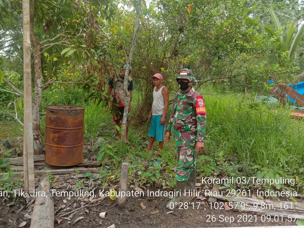 Babinsa 03/Tempuling Gencarkan Patroli dan Sosialisasi Karhutla di Desa Teluk Jira