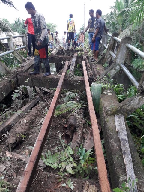 Budayakan Goro, Babinsa Desa Sialang Panjang Bersama Masyarakat Rehap Jembatan Dusun Benua Langkar 