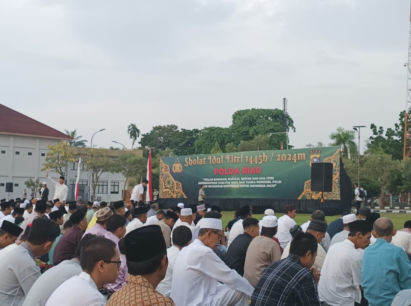 Ribuan Masyarakat Salat Idul Fitri 1445 di Halaman Mapolda Riau