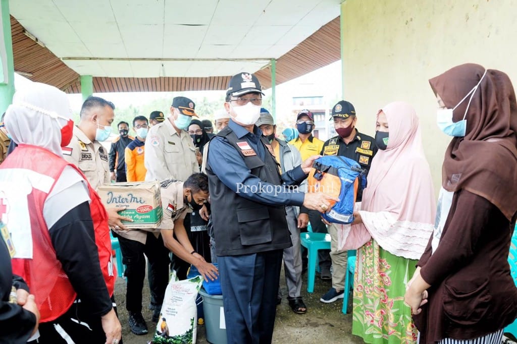 Bentuk Perhatian Pemkab Inhil, Bupati Hm Wardan Salurkan Bantuan untuk Korban Kebakaran Mandah