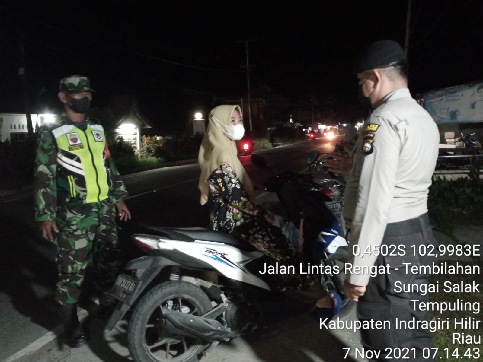 Babinsa 03/Tempuling dan Anggota Polsek patroli malam hari Himbau warga Patuhi prokes