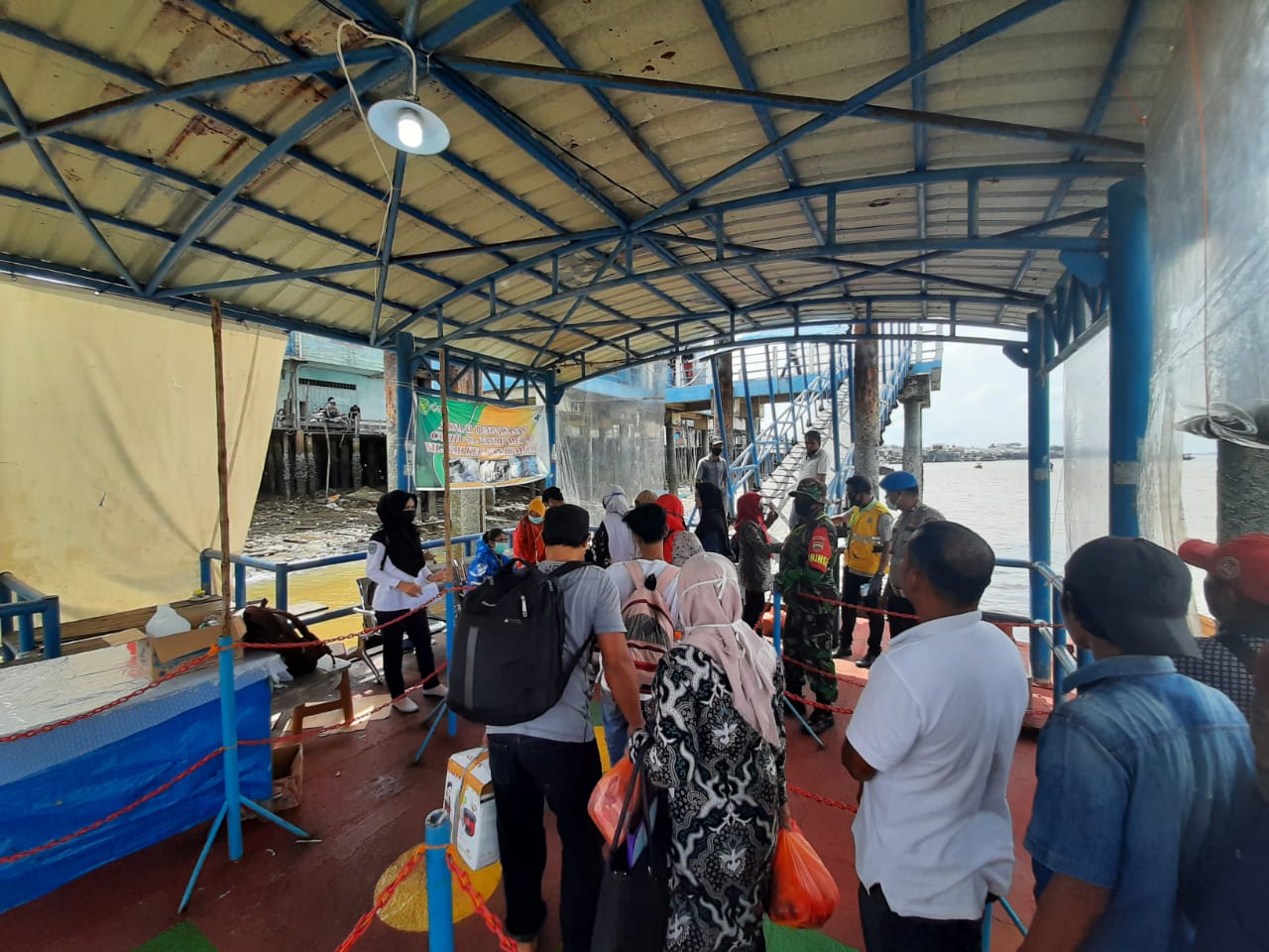 Serda Elia Rahman Lakukan Pengawasan dan Pengecekan Suhu Tubuh Penumpang di Pelabuhan Kuala Enok