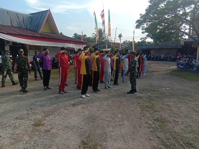 Songsong HUT RI Ke 78 Babinsa 03/Tpl Latih Paskibra di Tingkat Kecamatan