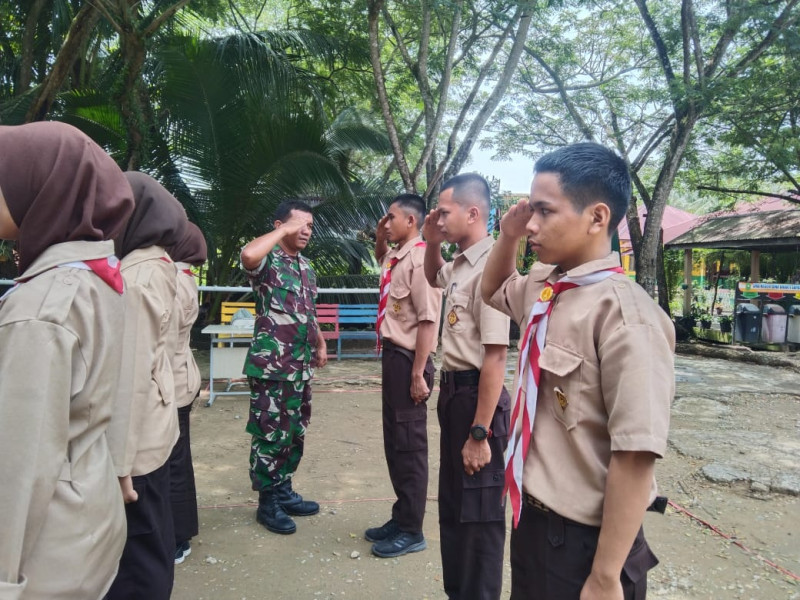 Berikan Materi Wasbang dan PBB Kepada Anak-anak Pramuka di SMAN Bina Bhakti Sapat Yang Didampingi Oleh Babinsa Koramil 04/Kdr
