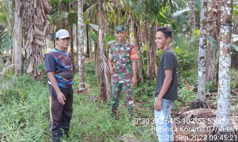 Babinsa Koramil 07/Reteh Mengingatkan Warga Agar Tetap Menjaga Hutan dan Lahan Dari Kebakaran