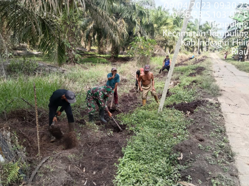 Babinsa Koramil 03/Tpl Serka Nuryadi dan Warga Goro Buat Parit