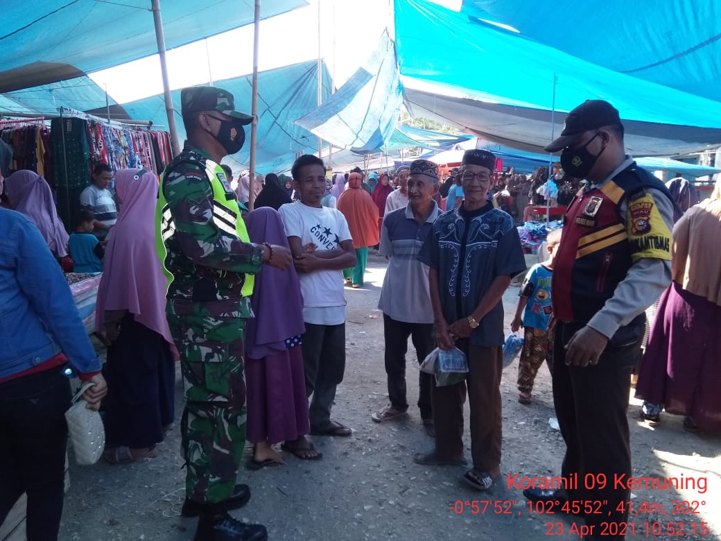 Babinsa Kelurahan Selensen Tegakkan Disiplin Prokes di Pasar