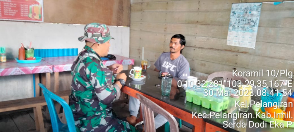 Komsos di Kampung Pancasila, Babinsa Koramil 10/Pelangiran Ingatkan Tentang Keamanan