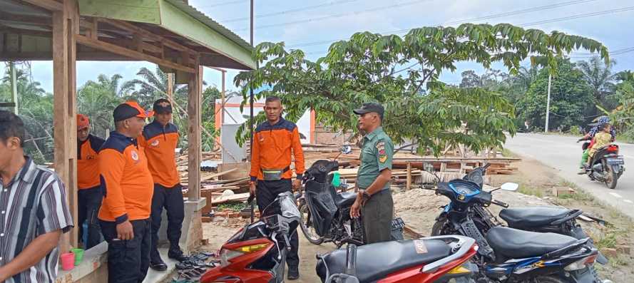 Babinsa Batu Ampar Lakukan Pendataan Ke Warga Terkait Kerusakan Rumah