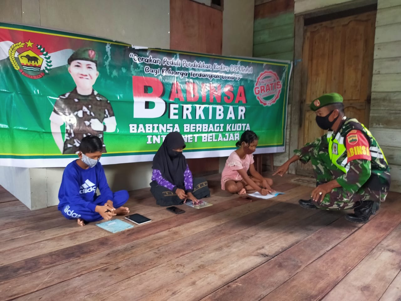 Koramil 04/Kuindra 'Berkibar' Bersama Anak-Anak di Desa Concong Dalam