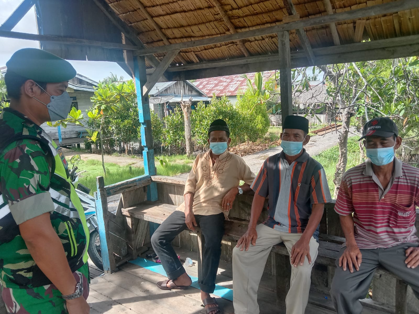 Penegakan Disiplin Prokes Oleh Serda Ali Borkat Harahap Di Pelabuhan Kelurahan Sapat